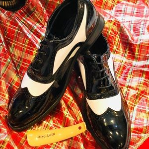Two-Toned Wing Tip Oxford Lace-Up Dress Shoes